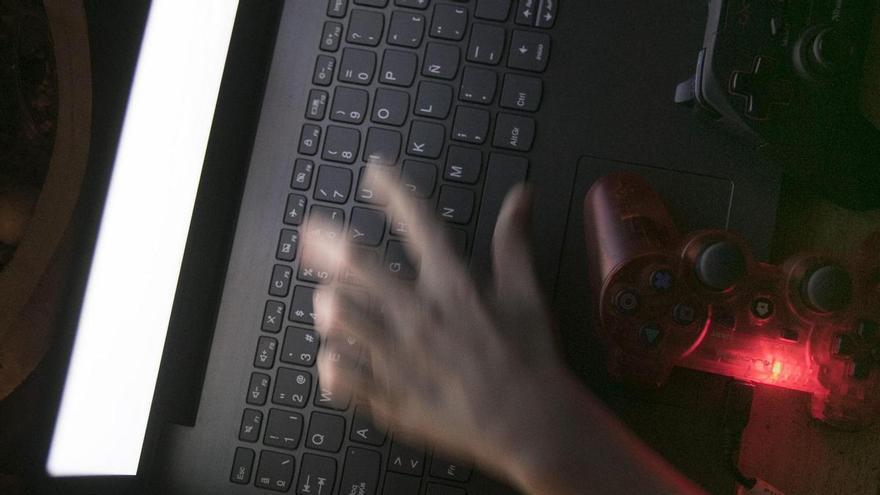 Francia prepara un sistema de control para impedir el acceso de menores a webs porno