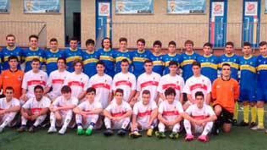 Los combinados sub-16 y sub-18 de Asturias posan en los campos federativos de Roces.