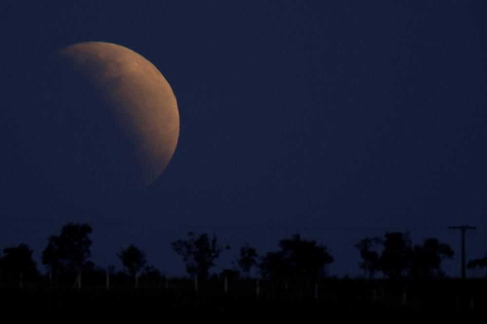 Les millors imatges de l'eclipsi parcial de lluna