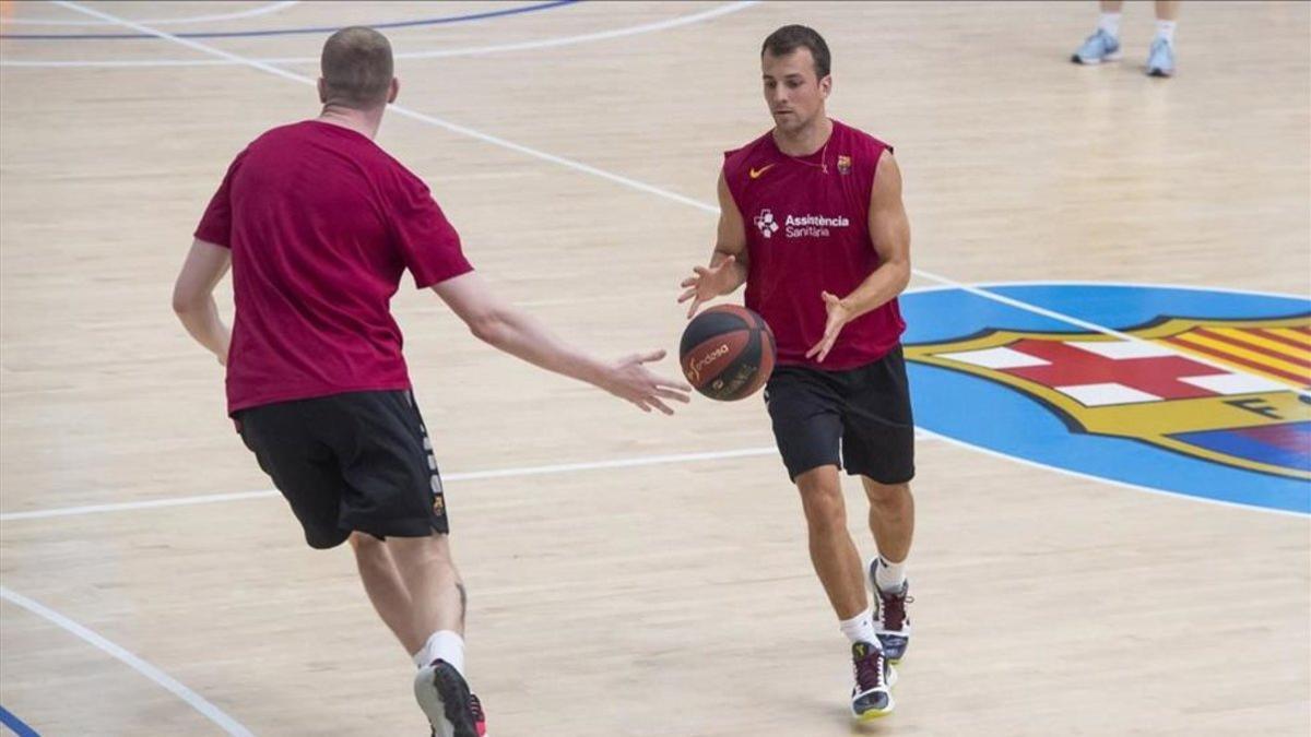 Pangos ya entrena con el Barça tras muchos meses KO