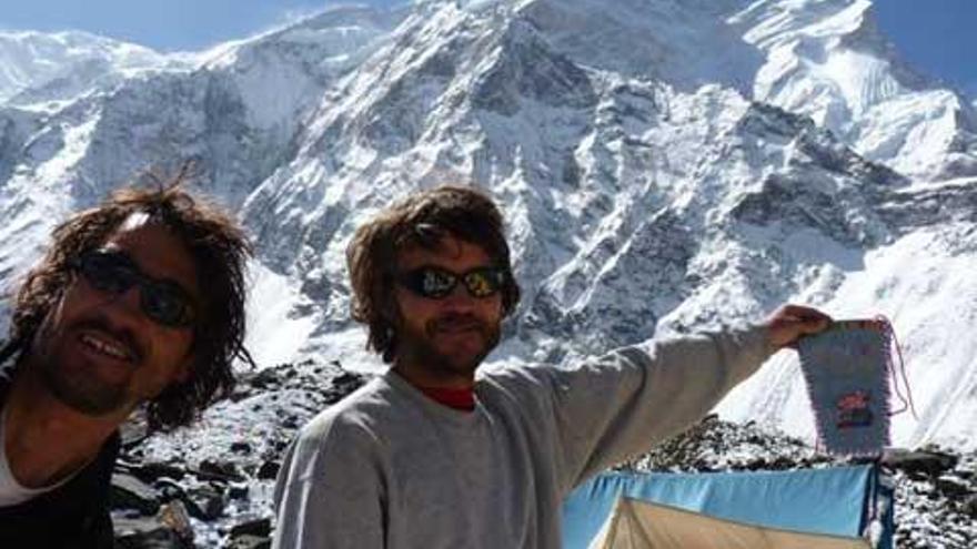 Martín Ramos (izquierda) y Jorge Egocheaga con el Annapurna al fondo.