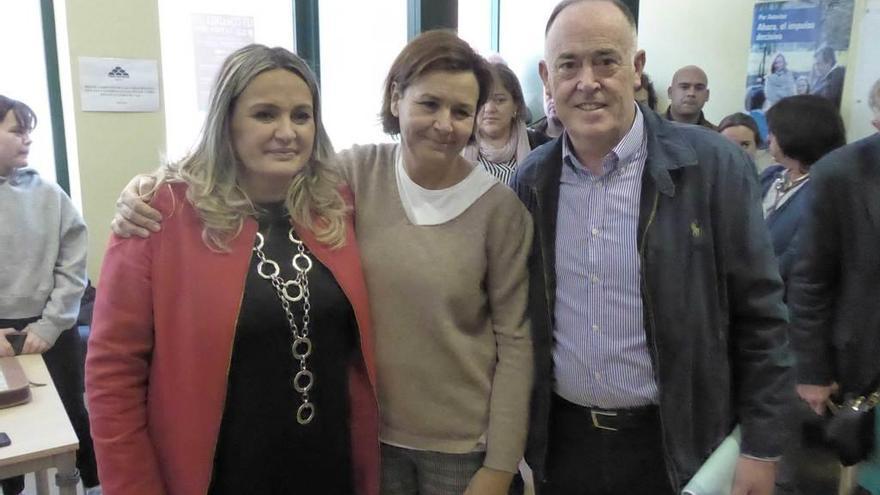 Paula Onís, Carmen Moriyón y Eduardo Martínez Llosa, tras conocerse los resultados.