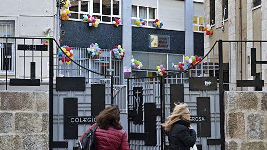 La fachada del centro educativo, engalanada.