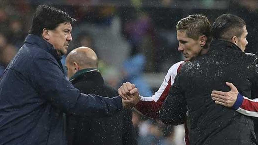 Torres recibe la felicitación de Simeone.