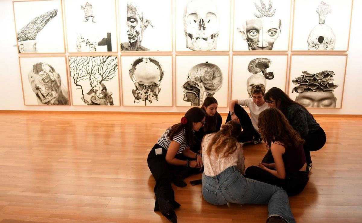 Un grupo de estudiantes  de 6º de Medicina,  durante la III jornada ‘AtlánticoCrea’, en la Fundación María José Jove.  |  Carlos Pardellas