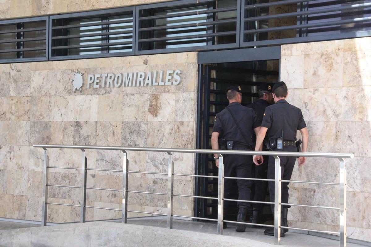 La Guàrdia Civil fent el registre a la seu de la petroliera Petromiralles, a Santa Maria de Miralles