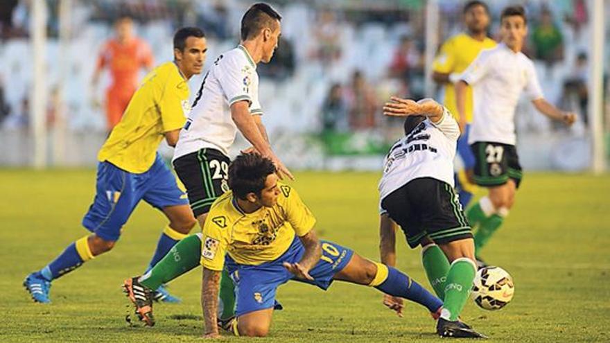 Orfila se lleva el esférico con la presión del atacante argentino Sergio Araujo. Detrás, Ángel López y Fede.