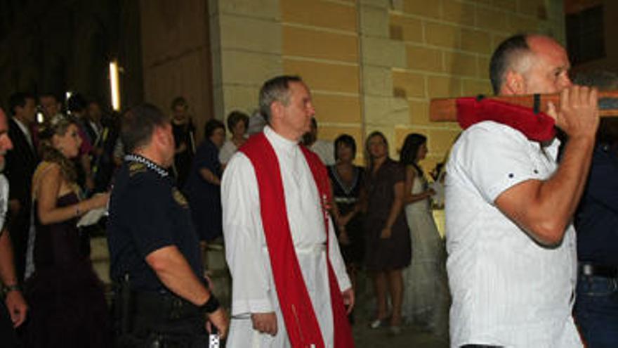 El párroco participa en una procesión, en una imagen de archivo.