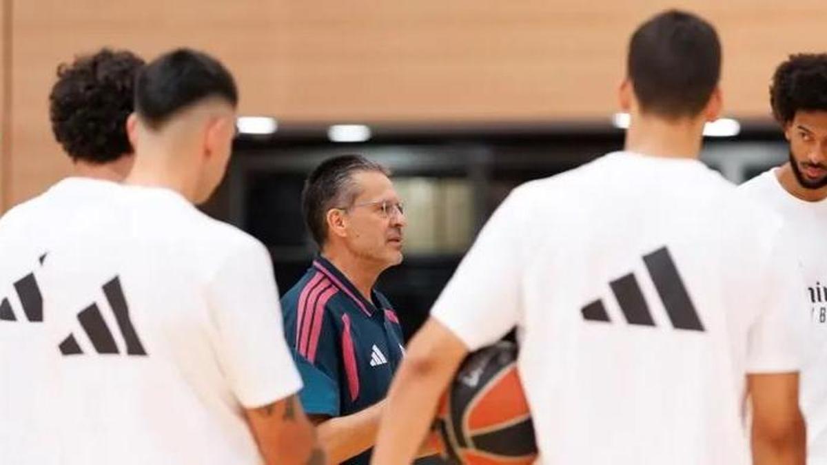 Pedro Martínez se dirige a sus jugadores.