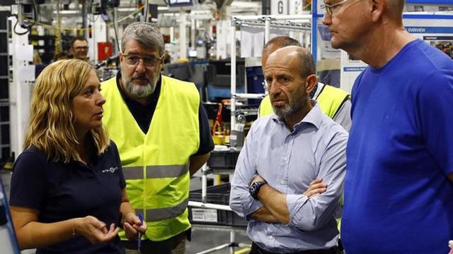 Napolitano junto al vigués José Luis Alonso Mosquera, en la planta de Zaragoza.