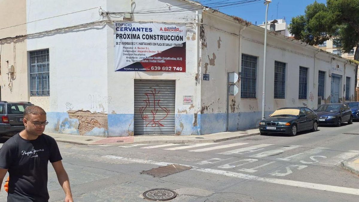 Esta antigua nave, que años atrás fue sede de la empresa Hielos La Plana, está llamada a convertirse en un nuevo edificio con 27 viviendas.