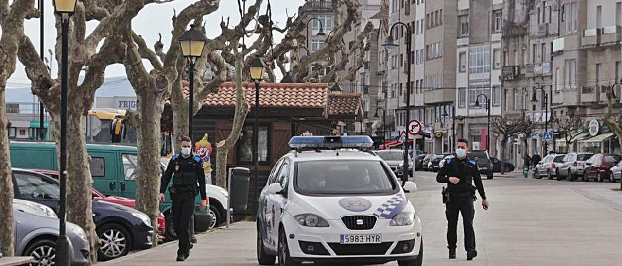 Policía Local en la Alameda Vella.   | // SANTOS ÁL VAREZ