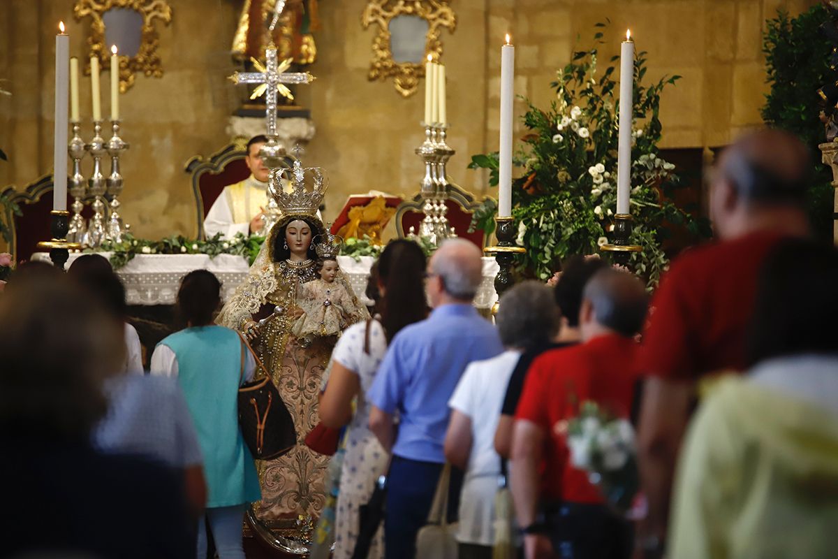 Cientos de cordobeses visitan a la Virgen de los Remedios como cada martes y 13