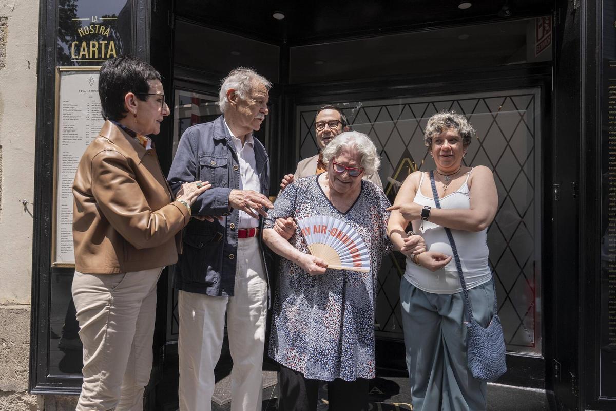 Barcelona 04/06/2025 04/06/2025.- Eduardo Mendoza (2i); la histórica propietaria de Casa Leopoldo, Rosa Gil (3d); su hija Carla (d); la cocinera Carme Ruscalleda (i); el hijo de Manolo Vázquez Montalbán, Daniel Vázquez Sallés (2d) este miércoles en que el restaurante Casa Leopoldo celebra un año de su reapertura con una comida en homenaje a su histórica propietaria, Rosa Gil Fotografía de Ferran Nadeu