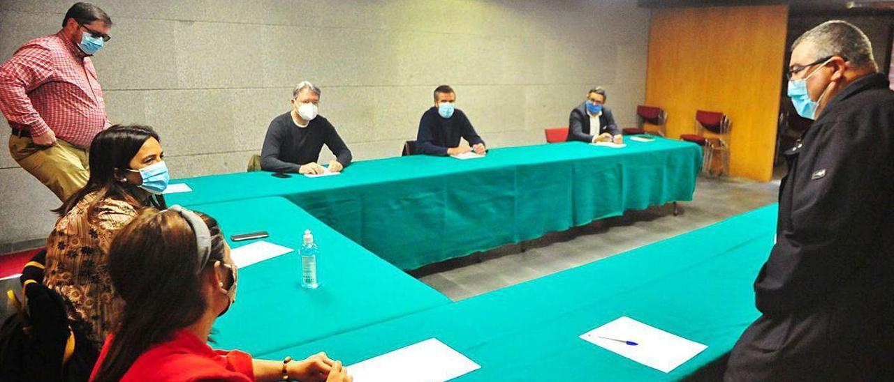 Reunión de los alcaldes de O Salnés en la que piden mayor información a la Xunta.