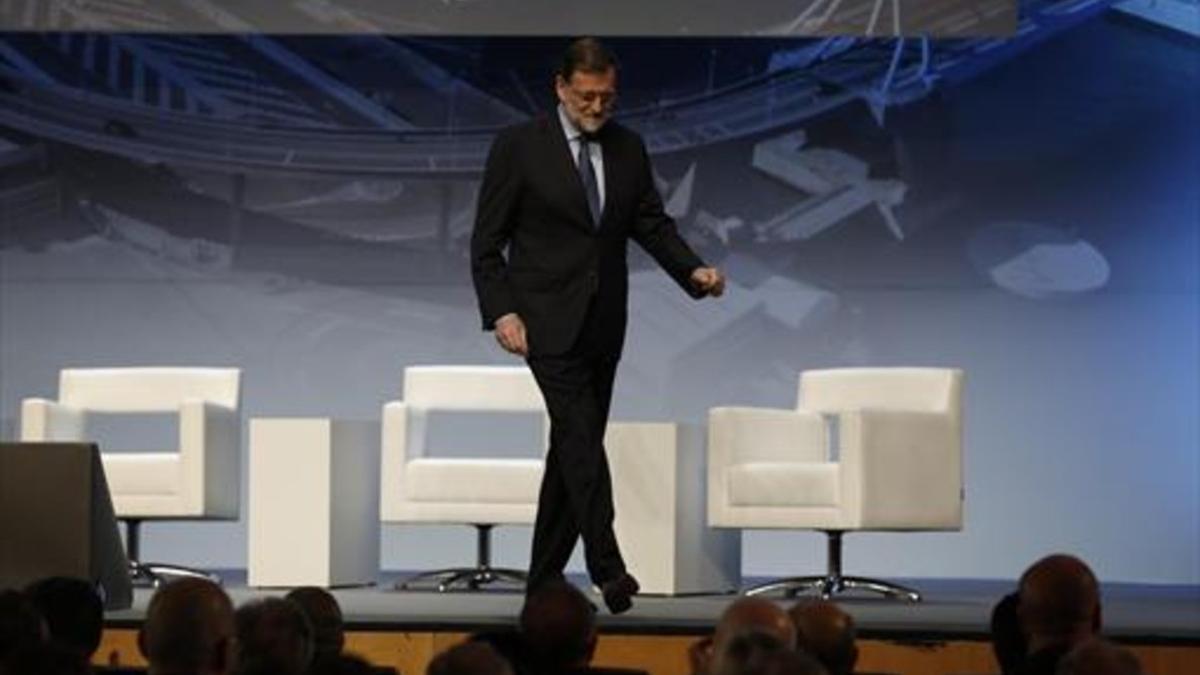 El presidente del Gobierno, Mariano Rajoy, al término de su intervención, ayer en el Palau de Congressos de Barcelona.