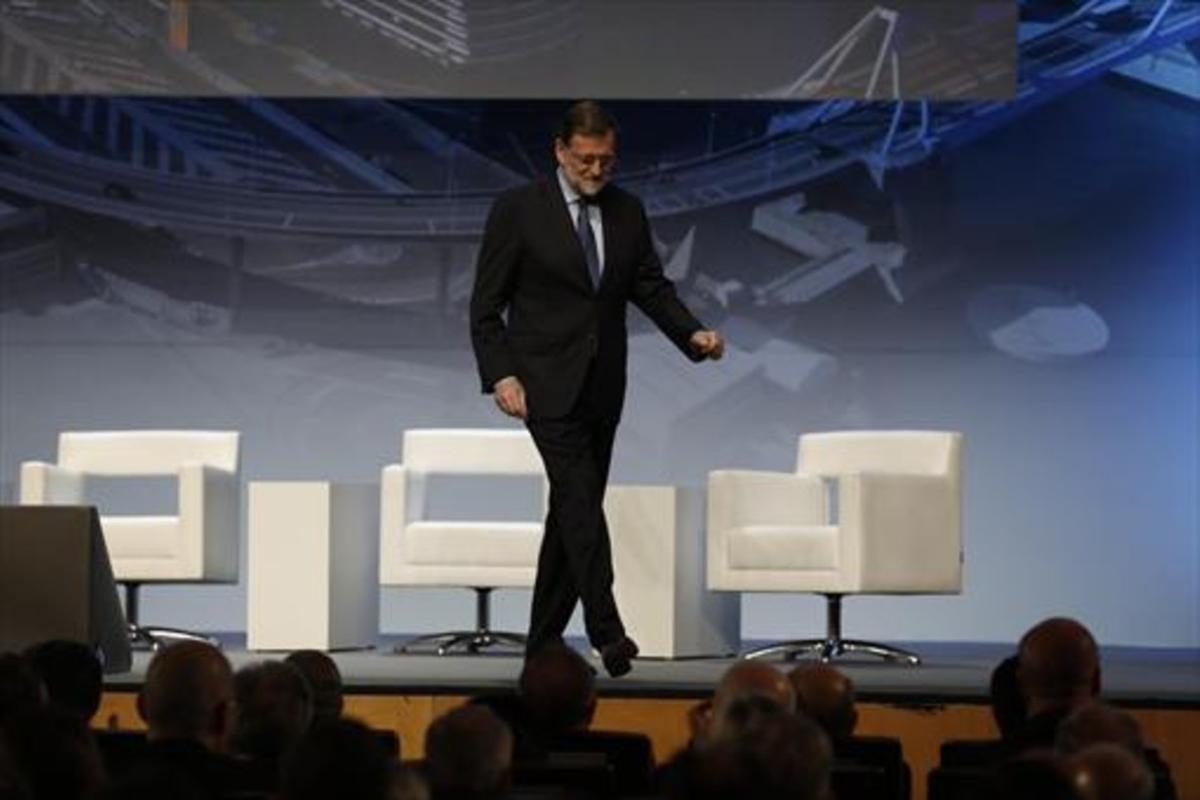 El presidente del Gobierno, Mariano Rajoy, al término de su intervención, ayer en el Palau de Congressos de Barcelona.