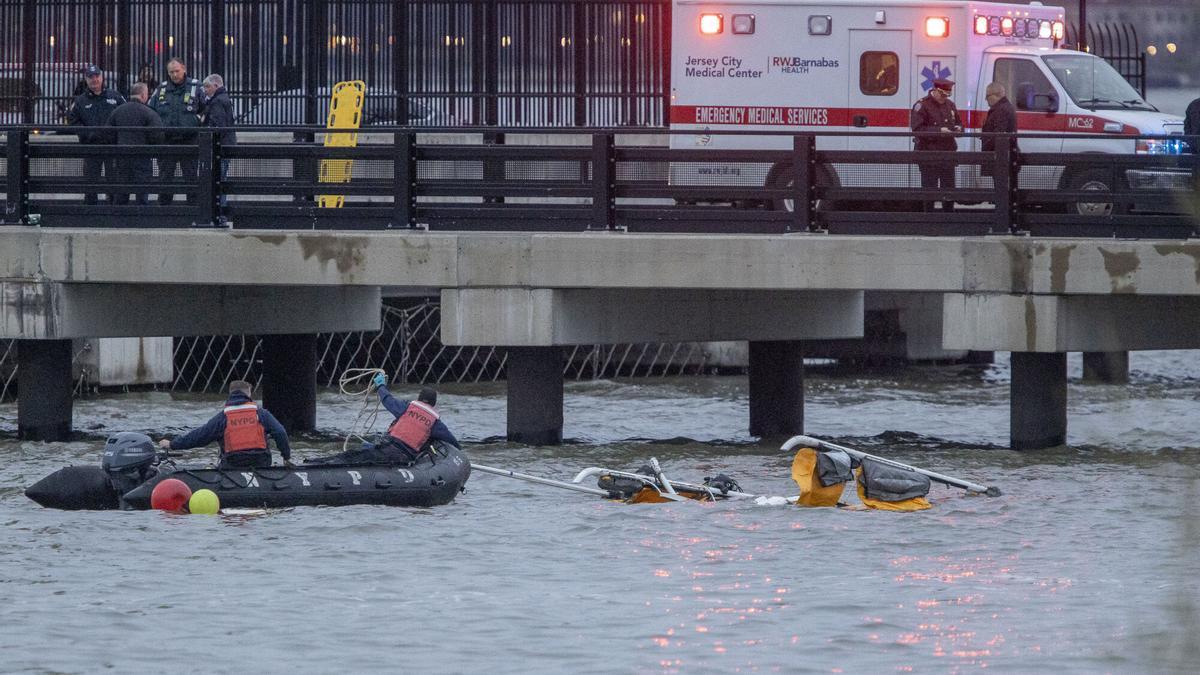 Personal de organismos de emergencia participan en las labores de rescate tras el accidente de un helicóptero este jueves, en el Río Hudson en Nueva York.