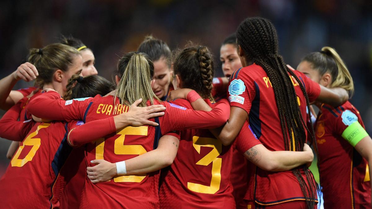 España celebra un gol contra Suecia