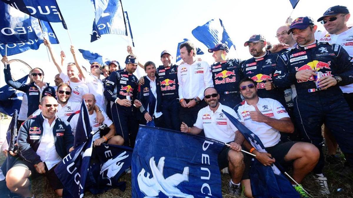 El equipo Peugeot brinda por el éxito de Peterhansel, Loeb y Despres