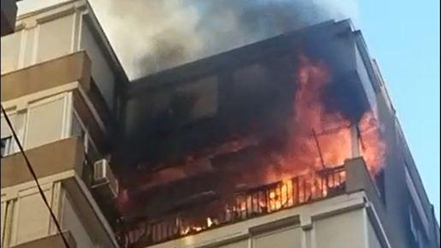 Aparatoso incendio en una décima planta de un edificio de La Malagueta