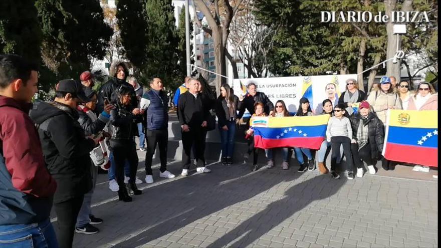 70 venezolanos se concentran en Ibiza para apoyar a Guaidó