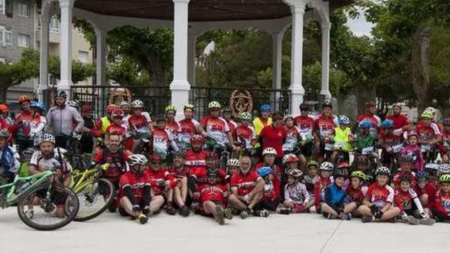 Setenta y cinco niños secundan la ruta en BTT por el entorno de A Estrada