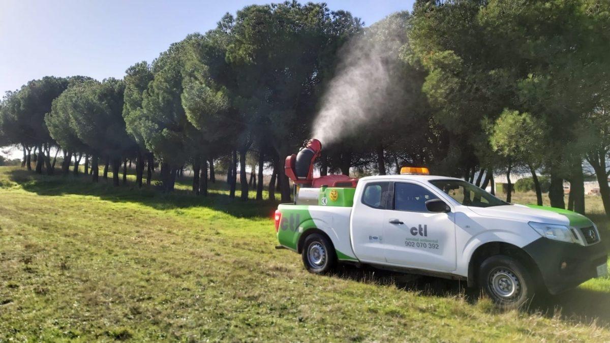 En los tratamientos por tierra se emplean vehículos especializados equipados.