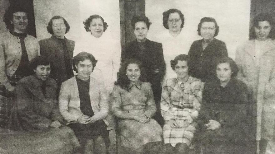 María Nieves Marí Marí, de pie, a la izquierda, en una foto del colegio Sa Graduada de 1952.