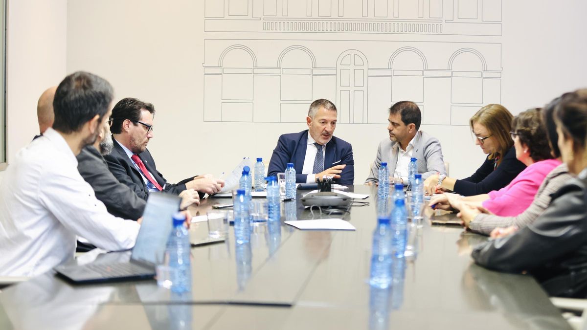 El conseller Sàmper en la reunió que ha mantingut amb els representants polítics i els educatius de l'escola La Gaspar