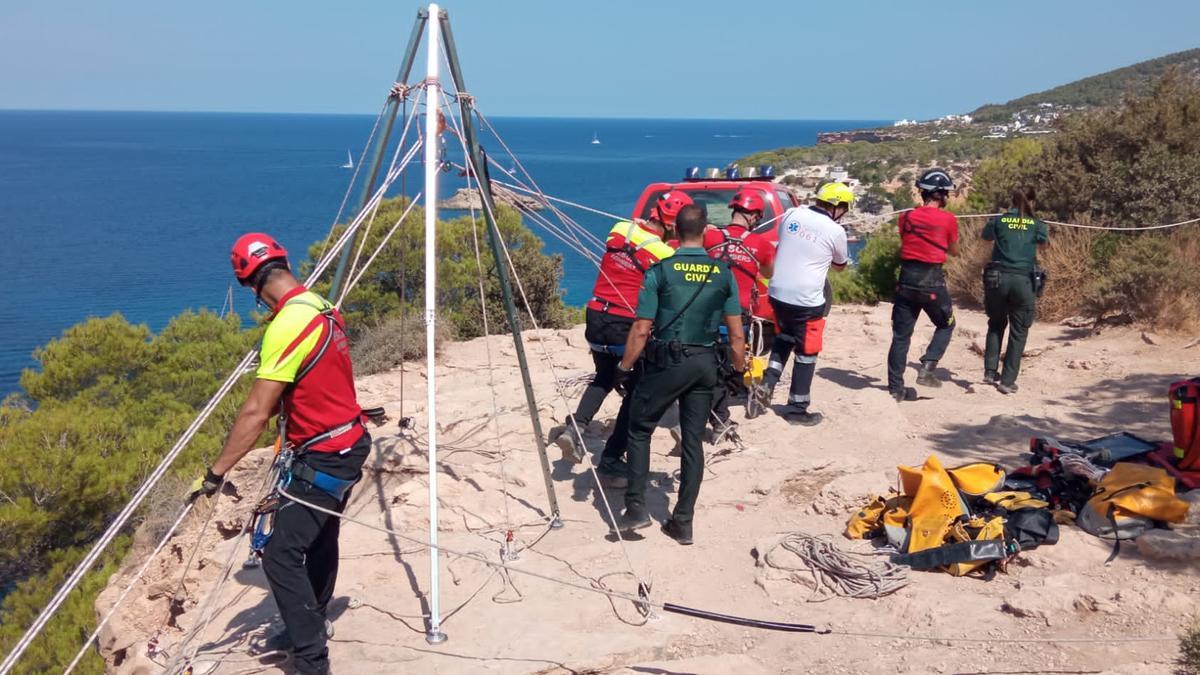 Herido grave un hombre al caer de una altura de 12 metros en Ibiza