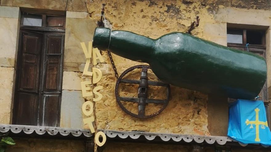 La botella de sidra gigante de Valdesoto, lista para la gran fiesta de este domingo en Siero