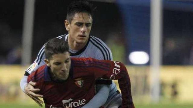 David Costas agarra a Roberto Torres, de Osasuna, durante o partido. // Grobas