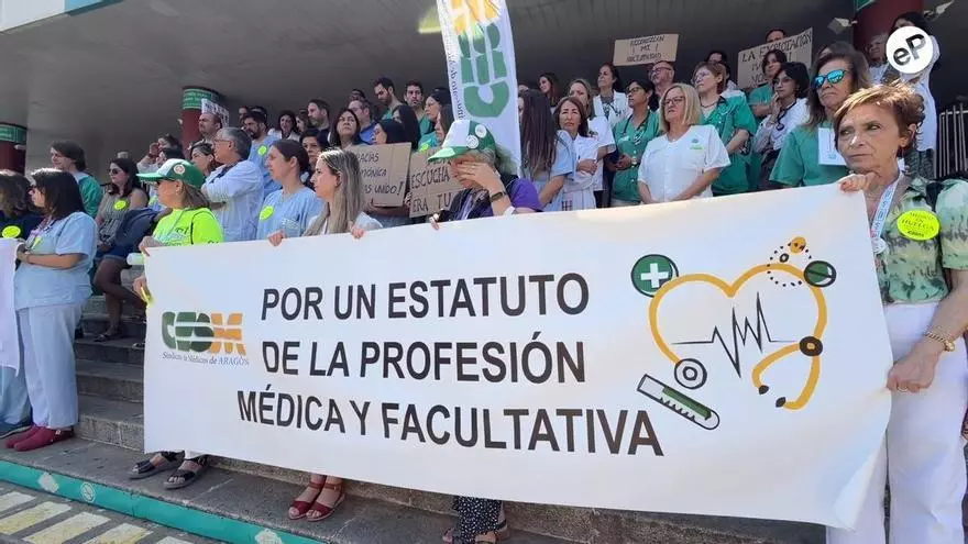 Protesta de médicos en el hospital de Clínico de Zaragoza.