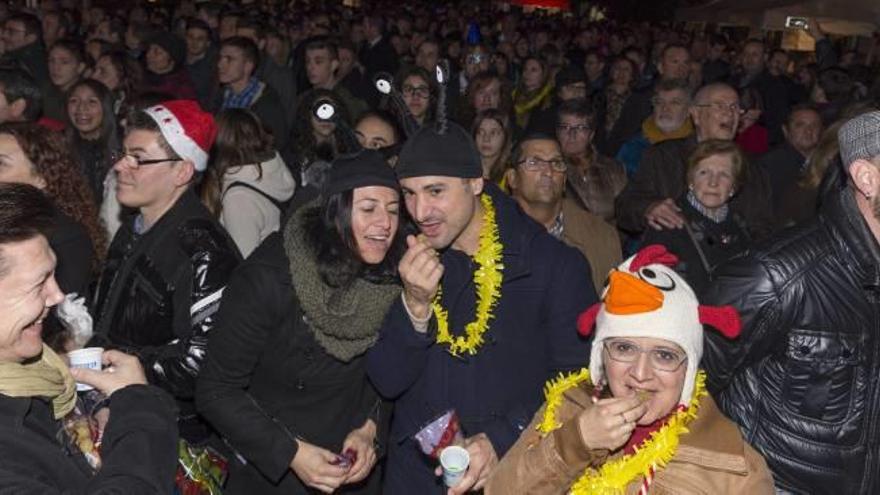 Varios momentos de la fiesta de Nochevieja que, anoche, congregó a centenares de personas en Monforte.