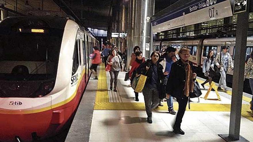 Usuarios bajan del tren en la estaciÃ³n intermodal de Palma.