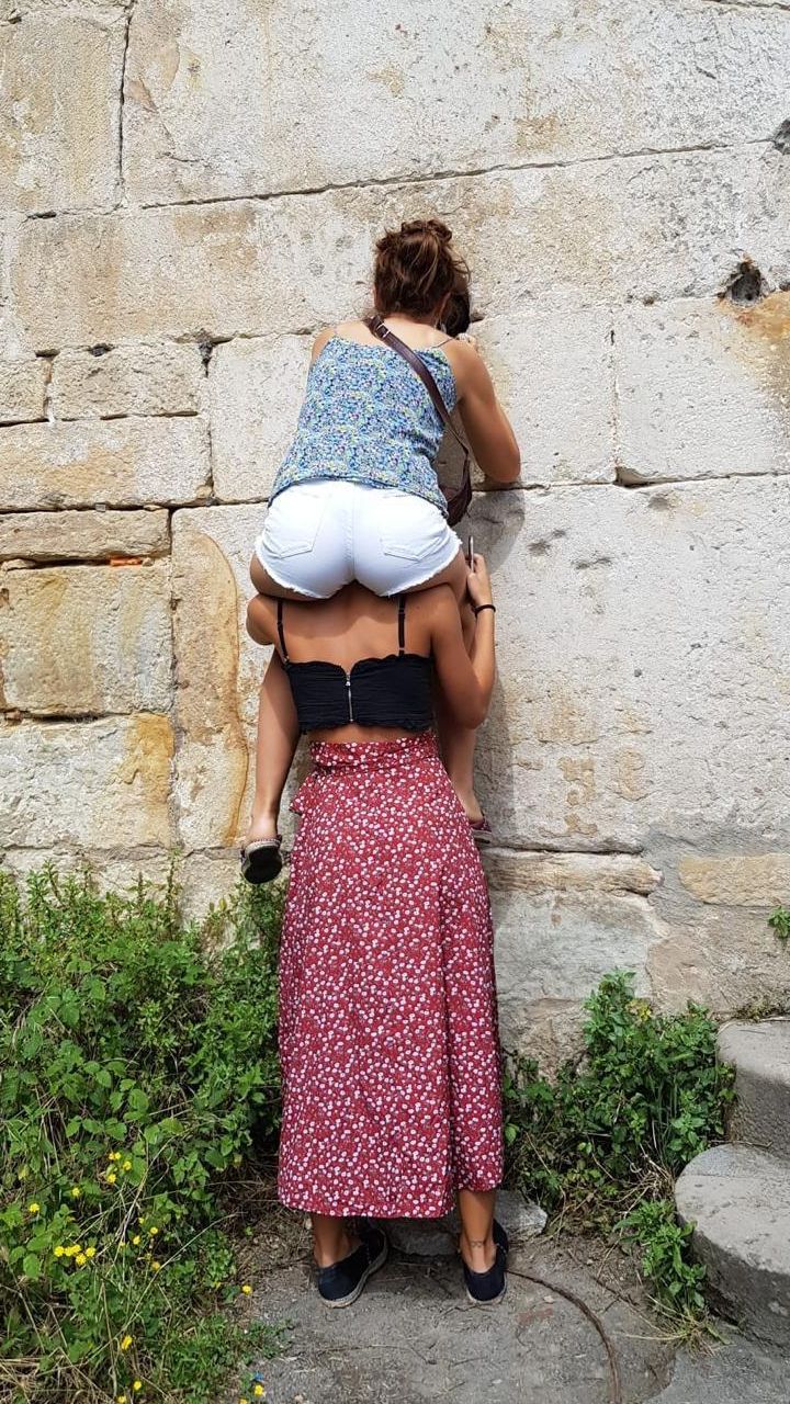 Dos participantes nel escape room faciendo una de les prebes