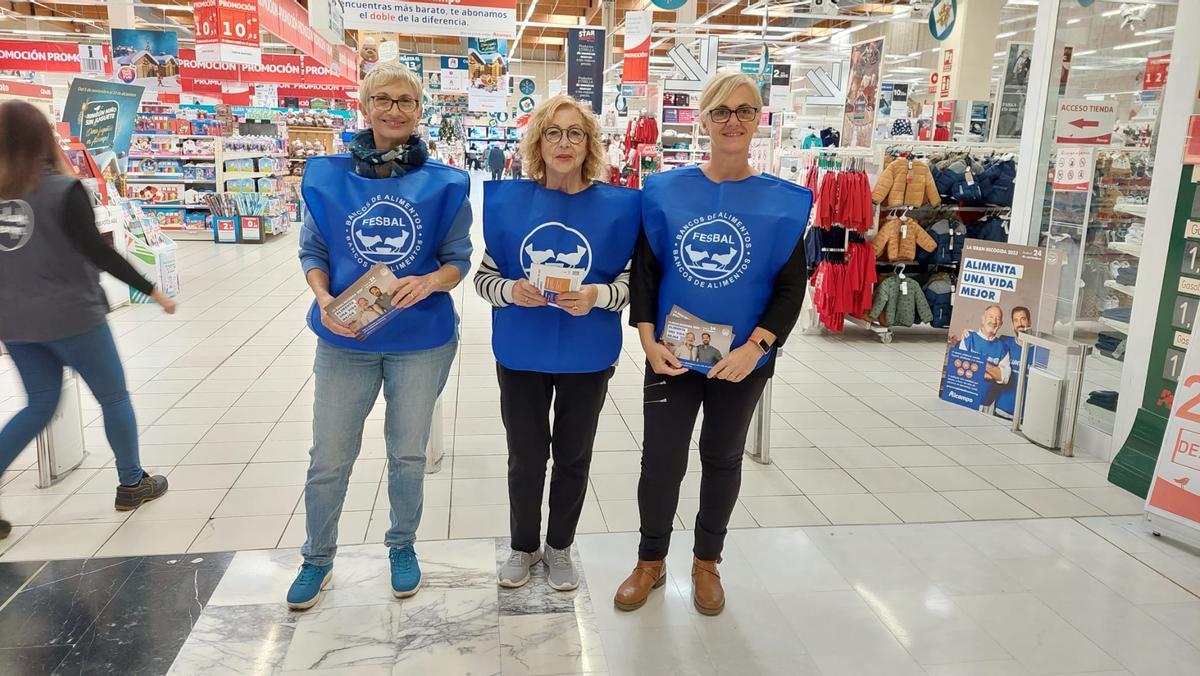 Voluntarios en un supermercado.