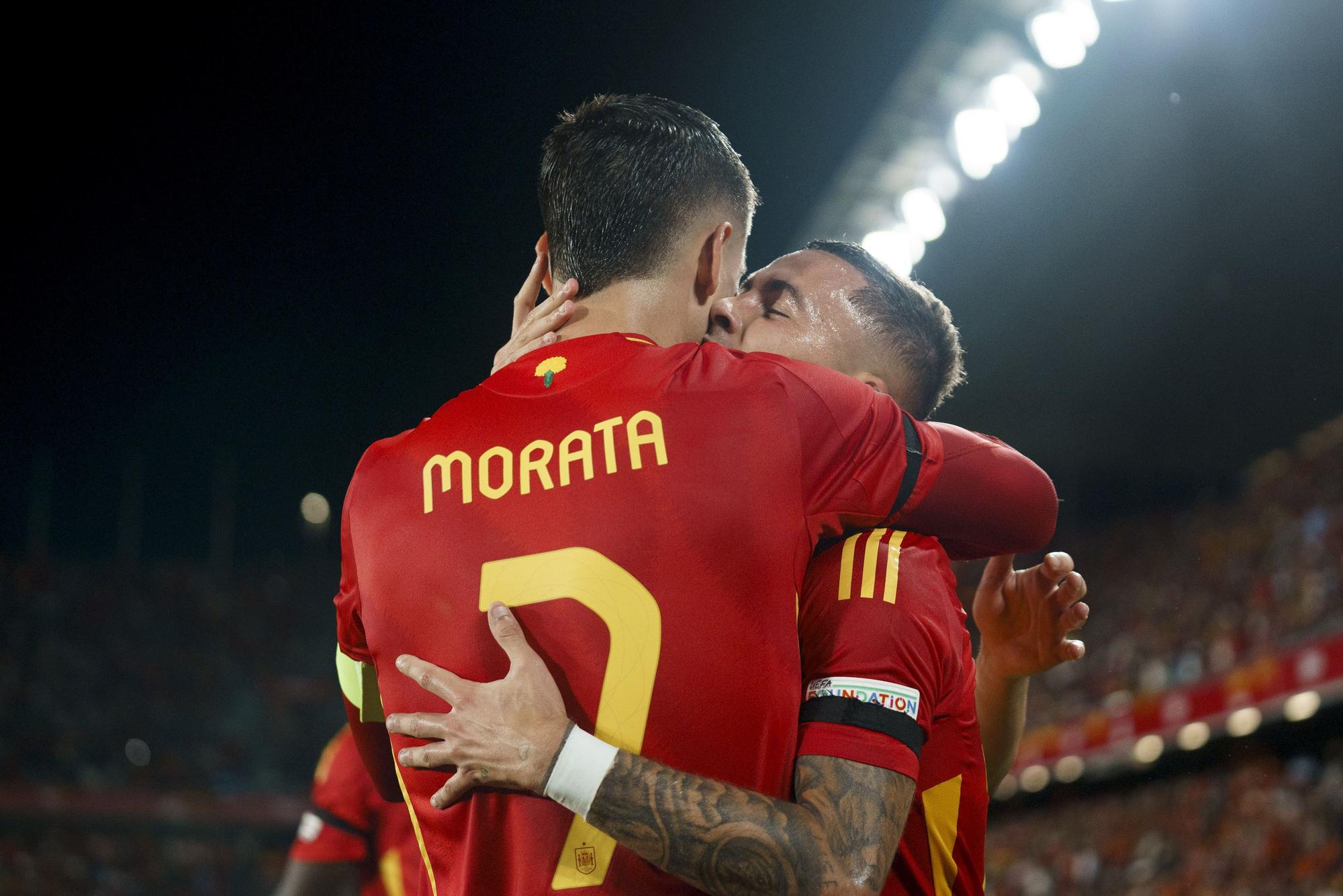 SANTA CRUZ DE TENERIFE, 18/11/2024.- Los jugadores de la selección española, Yeremy Pino (d) y Álvaro Morata, celebran el primer gol del combinado español durante el encuentro de la sexta jornada de la Liga de Naciones de la UEFA disputado este lunes en el estadio Heliodoro Rodríguez López de Santa Cruz de Tenerife frente a Suiza EFE/Ramón de la Rocha