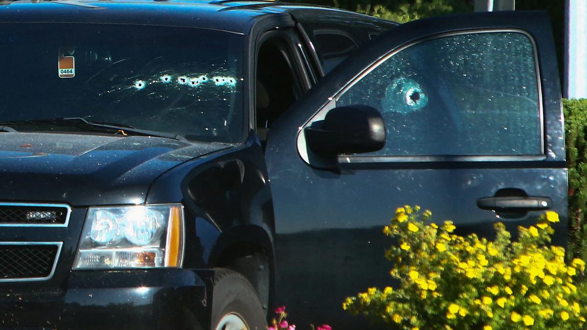 Un coche de policía en el lugar del tiroteo en Langley.