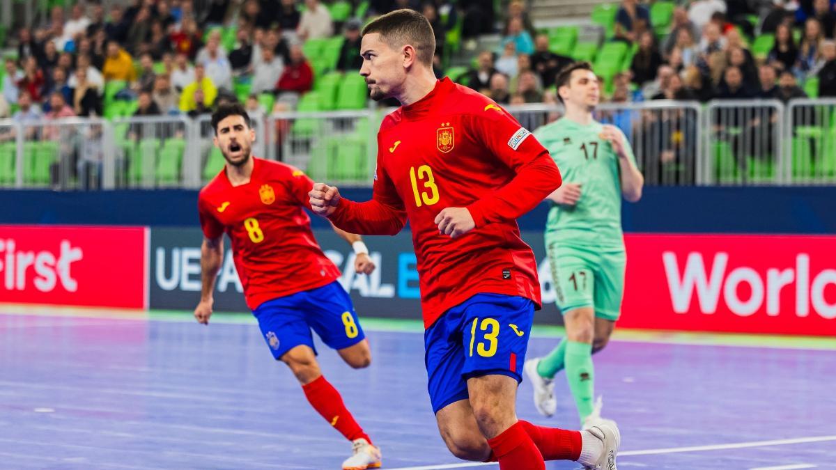 Mellado celebra el gol ante la alegría de Adolfo