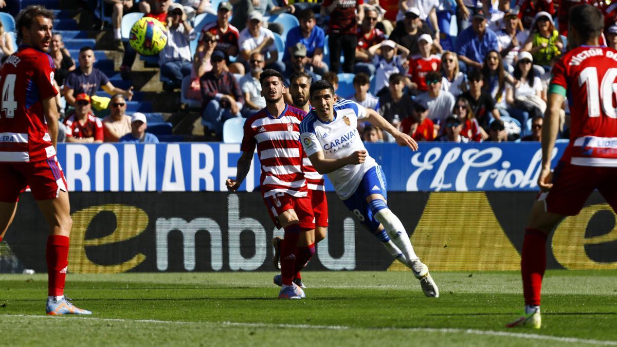 Fran Gámez golpea el balón con el exterior de su pierna derecha para hacer el gol ante el Granada.