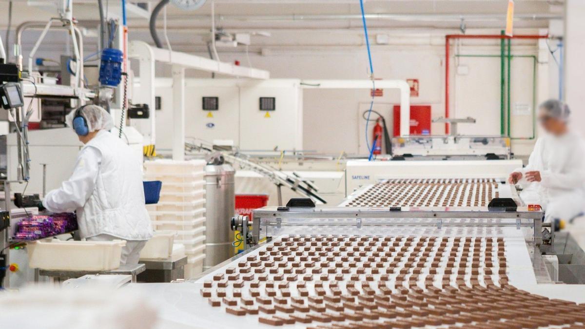 Fabricación de Huesitos en la planta de Chocolates Valor en Zaragoza.