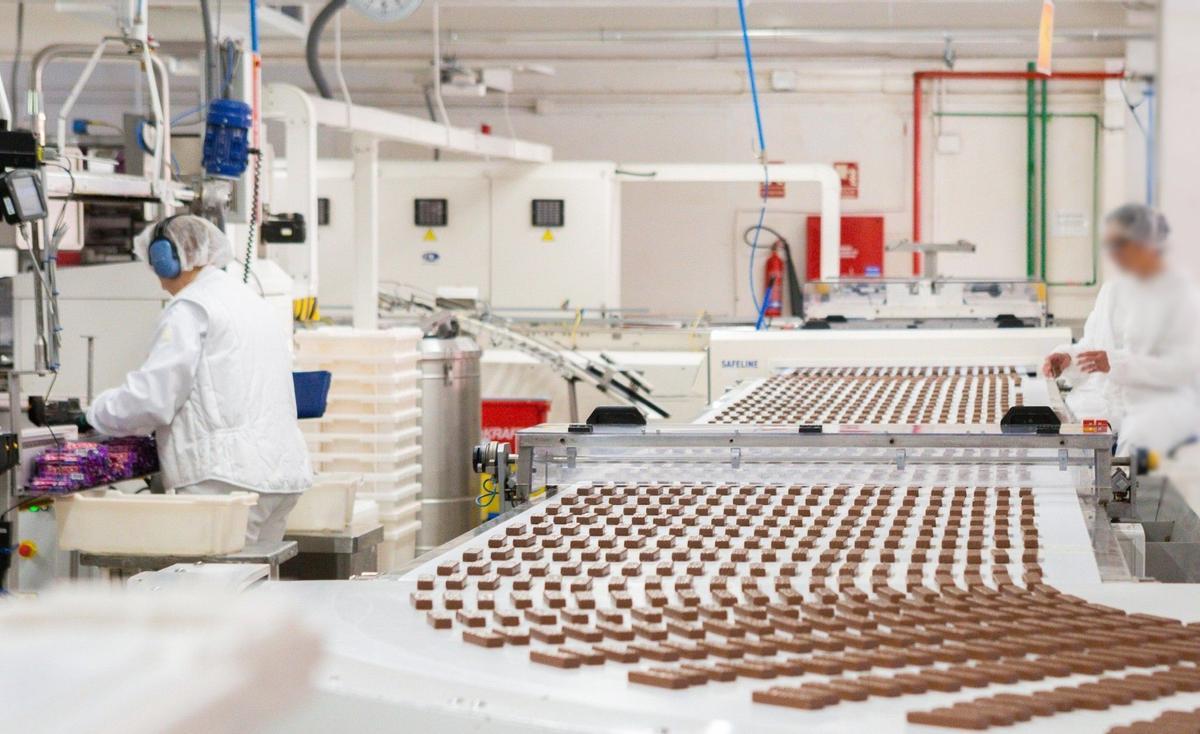 Fabricación de Huesitos en la planta de Chocolates Valor en Zaragoza.