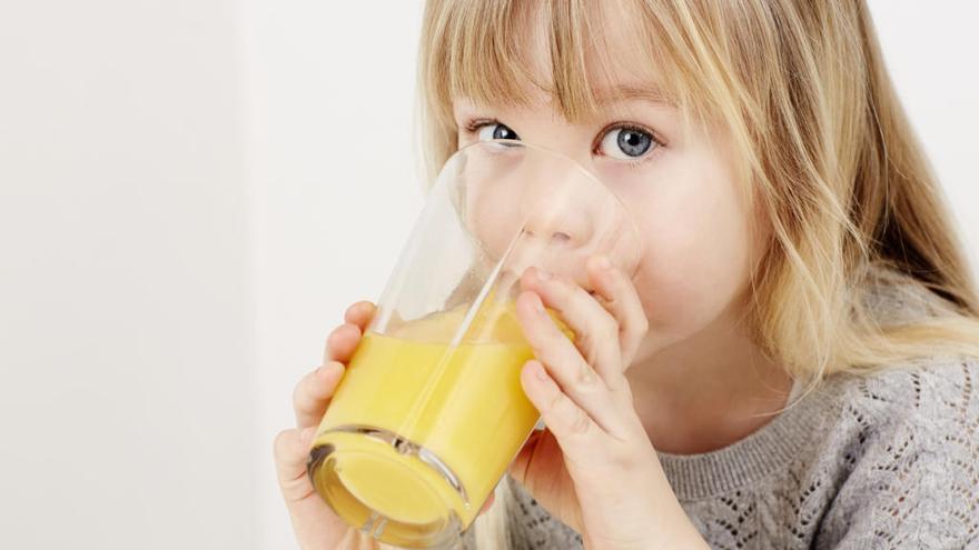 ¿Es peligroso que los niños tomen zumos de frutas?