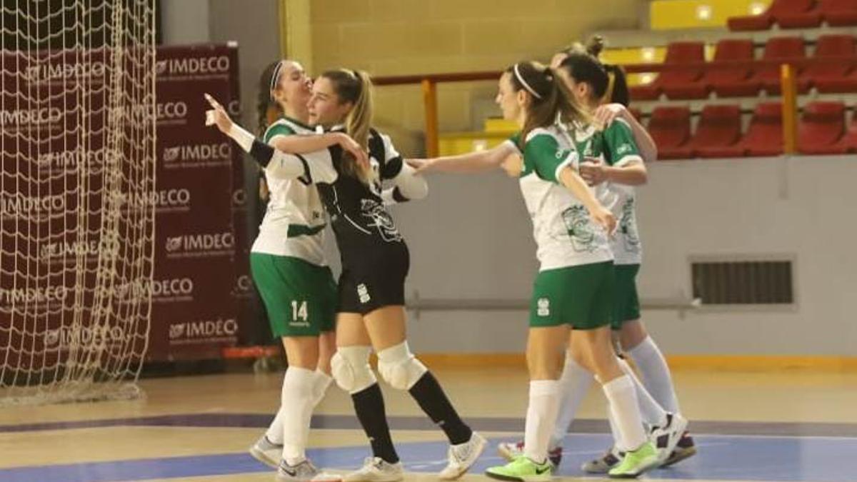 Ceci Moreno, de negro, celebra junto a sus compañeras uno de sus goles.