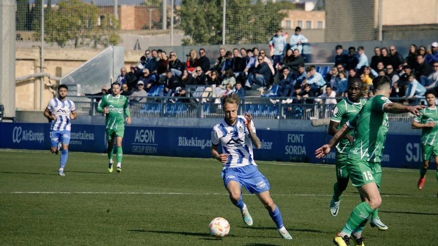 Víctor Narro conduce el esférico en un lance del partido frente al Cornellà.