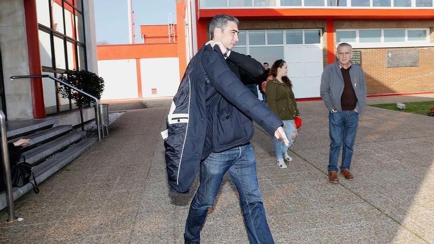 Marcelino Elena, ayer, a su salida de las oficinas de Mareo.