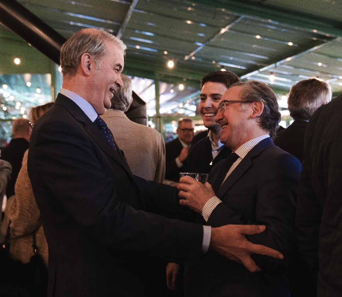 El nuevo presidente de la Academia de Gastronomia, Joan Font, saluda al exconseller de Economia, Jaume Giró.