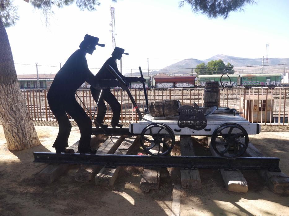 Museo al aire libre del Ferrocarril, con el pequeño monumento a los ferroviarios.